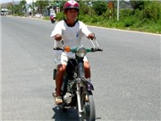 Bóng đá anh, ngoại hạng anh, lịch thi đấu euro 2012, Cụt hai tay đi xe máy: Phi thường hay bất bình thường?